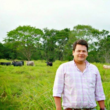 Frontera Digital,  Entretenimiento,  Herido de gravedad ganadero Edgar Varela en su finca por un toro