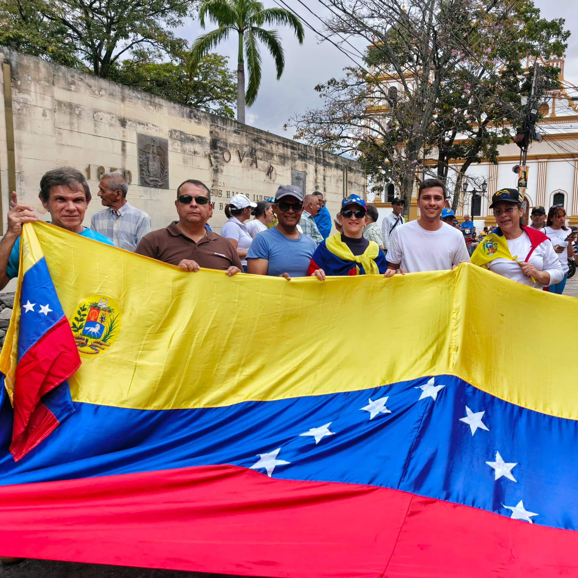 Frontera Digital,  Mocoties,  Tovareños festejaron en la Plaza Bolívar el regreso de María Corina Machado al país