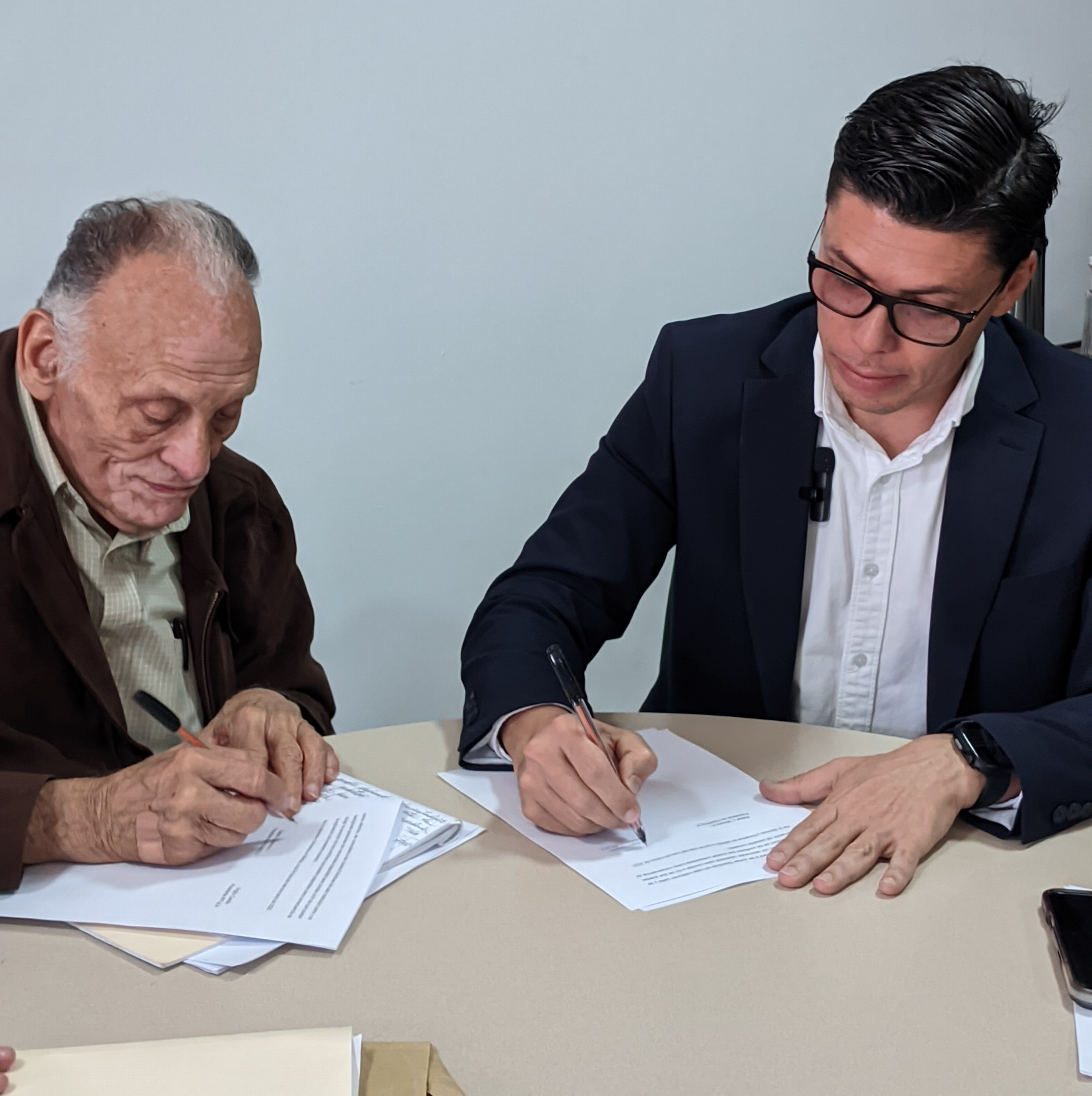 Diario Frontera, Frontera Digital,  Regionales, ,Momento de la firma del convenio en la sede del Fonprula. Foto: Prensa Apula / IPP,Fonprula y Apula / IPP renuevan convenio 
de atención médica para el año 2026