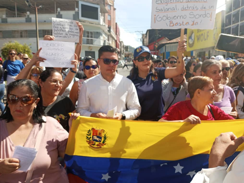 Diario Frontera, Frontera Digital,  Regionales, ,El Dr. Virgilio Castillo Blanco encabezó la movilización efectuada en la ciudad de Mérida a favor del sector público y, en consecuencia, de las universidades autónomas. Foto: Prensa Apula,Profesores universitarios exigen respuesta salarial 
en concentración del sector público