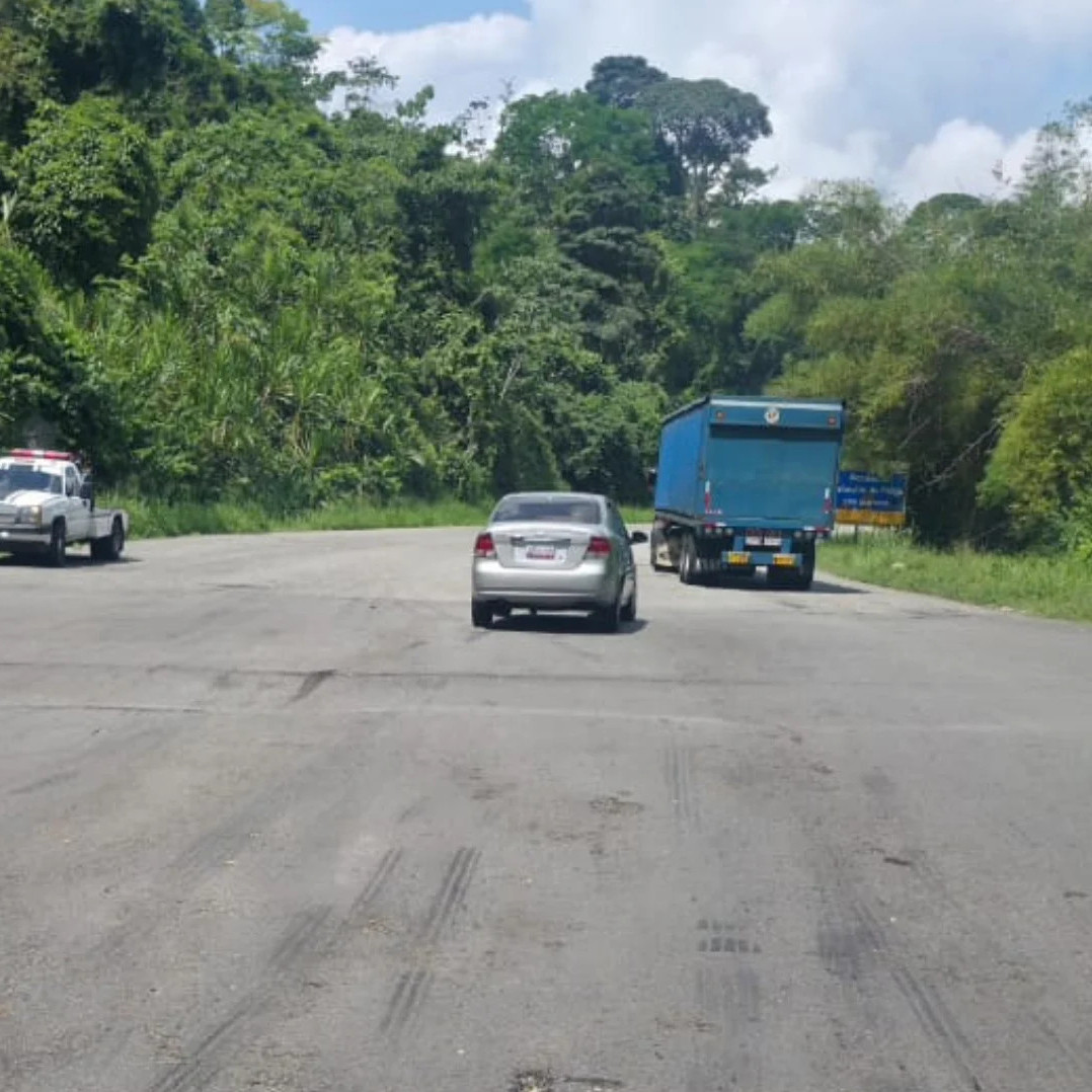 Frontera Digital,  El Vigía Panamericana,  Enorme bache en la Local 008 produjo accidente sobre la vía