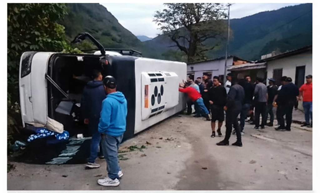 Diario Frontera, Frontera Digital,  Sucesos, ,Funcionarios de salvamento y auxilio de la zona acudieron de inmediato para brindar atención a los afectados y custodiar el área,Al menos 10 personas lesionadas tras vuelco de autobús en el sector La Raya
