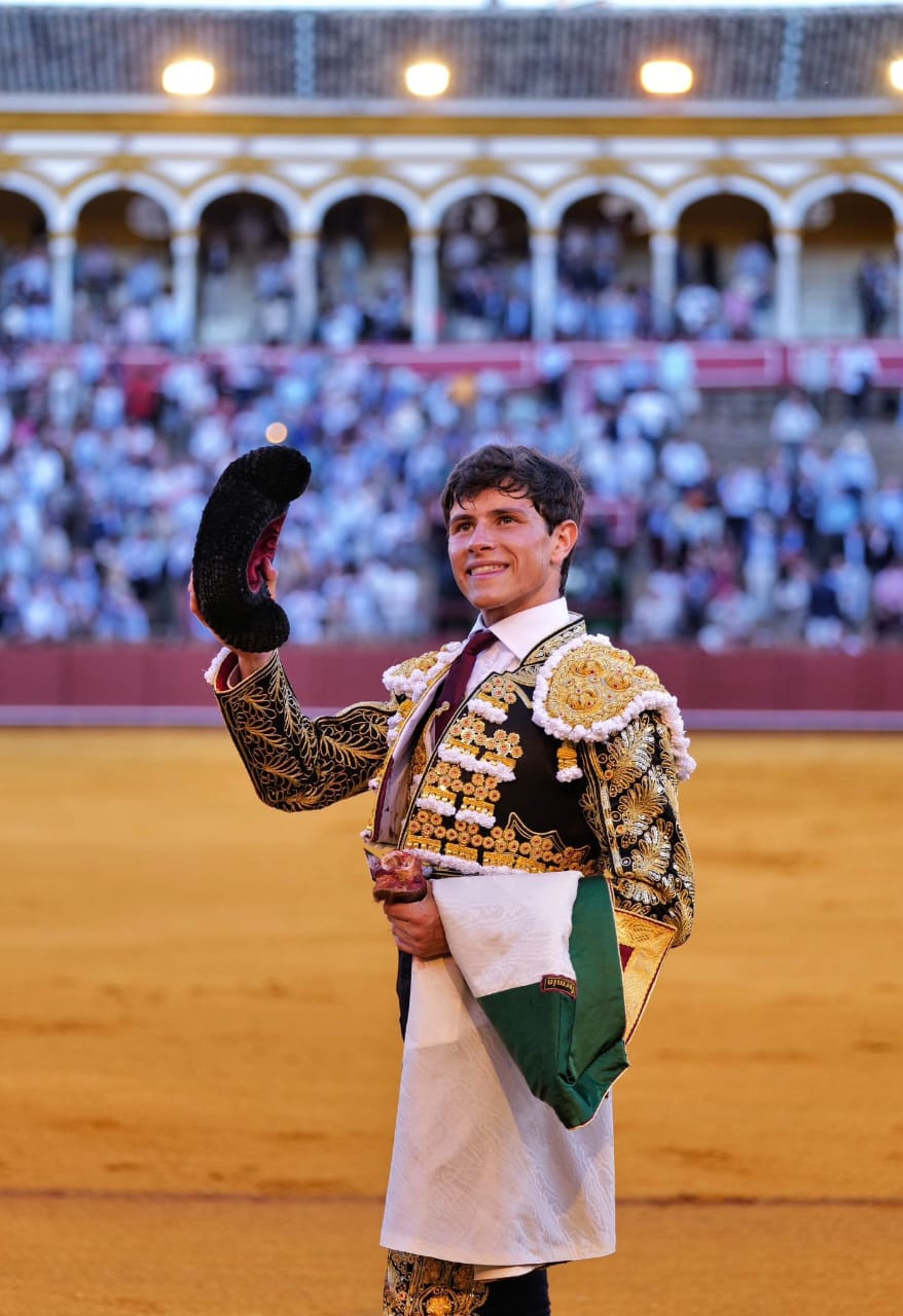 Diario Frontera, Frontera Digital,  Entretenimiento, ,Aarón Palacio se presentaba como matador de toros en Sevilla, después de saborear las mieles en esta plaza como novillero, y lo hizo por faroles, bullendo luego en una galleo por chicuelinas,La ilusión de Aarón Palacio fragua en su presentación en Sevilla
