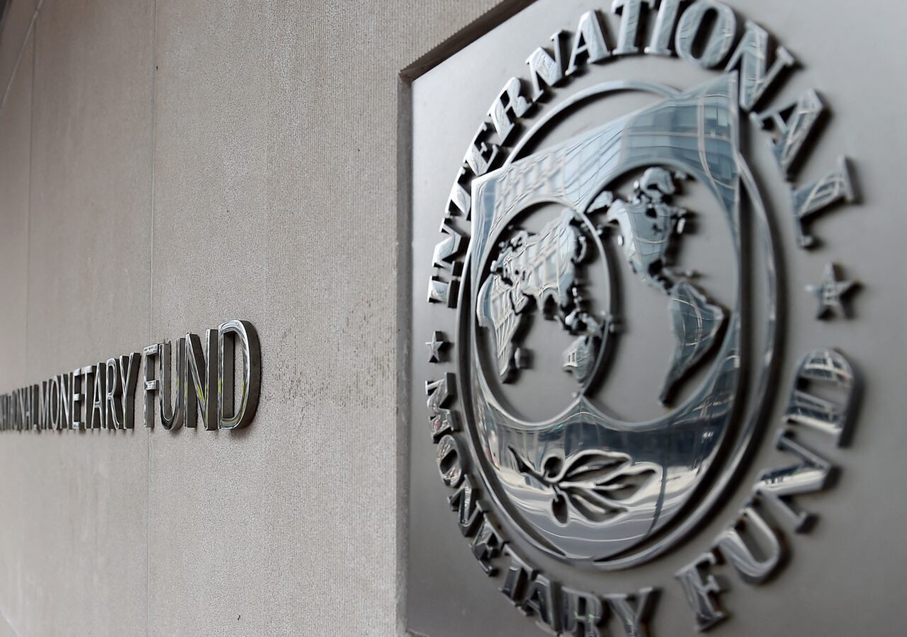 Diario Frontera, Frontera Digital,  Internacionales, ,FMI | Foto: Olivier Douliery / AFPEl Fondo Monetario Internacional (FMI) anunció este jueves la reanudación de sus relaciones con Venezuela, tras casi siete años de suspensión debido a disputas sobre el reconocimiento del gobierno. La decisión marca un paso relevante en la reintegración del país al sistema financiero internacional y se produce en medio de cambios políticos y económicos recientes.  La medida fue confirmada por la directora gerente del organismo, Kristalina Georgieva, luego de que la mayoría de los países miembros —que concentran el mayor poder de voto dentro del FMI— respaldaran el restablecimiento de los vínculos con el país suramericano .   En un comunicado oficial, el organismo señaló: “Guiado por las opiniones de los miembros del Fondo Monetario Internacional que representan la mayoría del poder de voto total del FMI y, en consonancia con la práctica de larga data, la directora gerente, Kristalina Georgieva, anunció hoy que el FMI está tratando ahora con el gobierno de Venezuela, bajo la administración de la presidenta interina Delcy Rodríguez”.  El FMI había suspendido sus relaciones con Venezuela en 2019, en medio de cuestionamientos sobre el reconocimiento de las autoridades del país, lo que impidió durante años cualquier acceso a financiamiento o asistencia técnica,El Fondo Monetario Internacional reanuda las relaciones con Venezuela tras siete años de suspensión