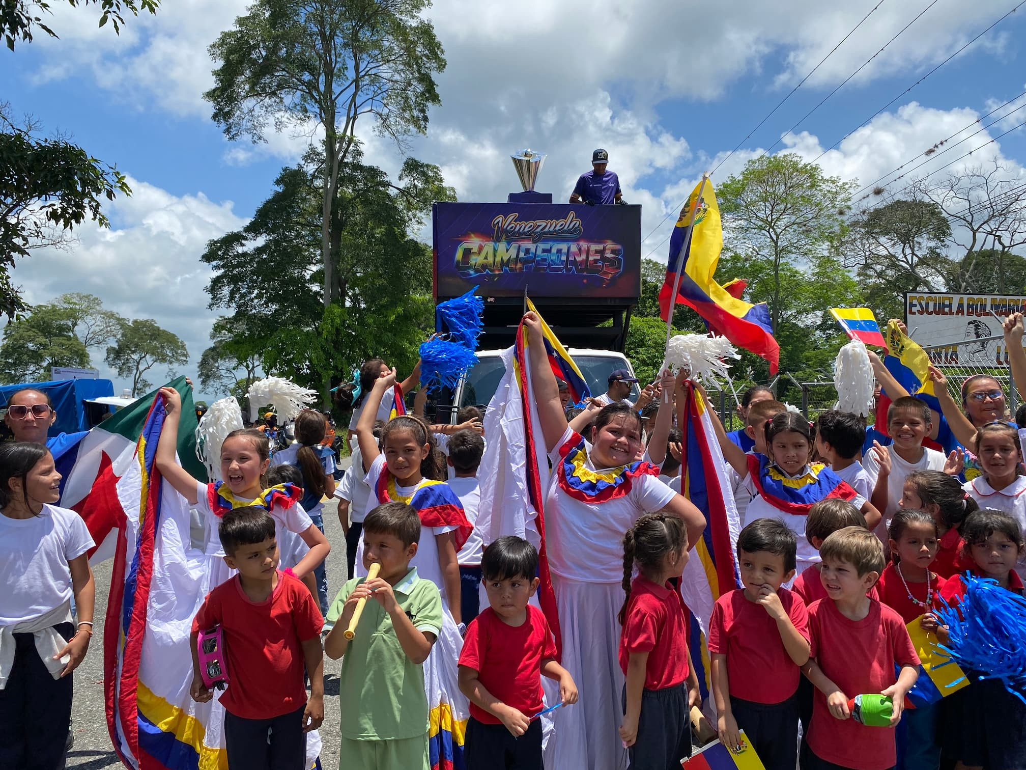 Diario Frontera, Frontera Digital,  Mocoties, ,Zea se desbordó de júbilo al recibir el Trofeo del Clásico Mundial de Béisbol