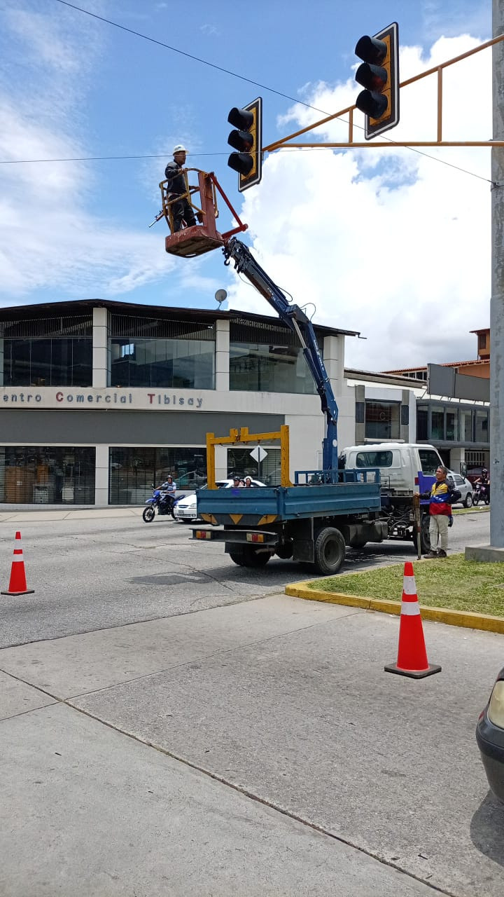 Diario Frontera, Frontera Digital,  Regionales, ,"Con estas acciones, la gestión municipal del alcalde Nelson Álvarez reafirma su compromiso de modernizar la infraestructura vial y elevar la calidad de vida de todos los merideños en una ciudad más humana",Alcalde Nelson Álvarez rehabilita semáforos en las principales avenidas de la ciudad