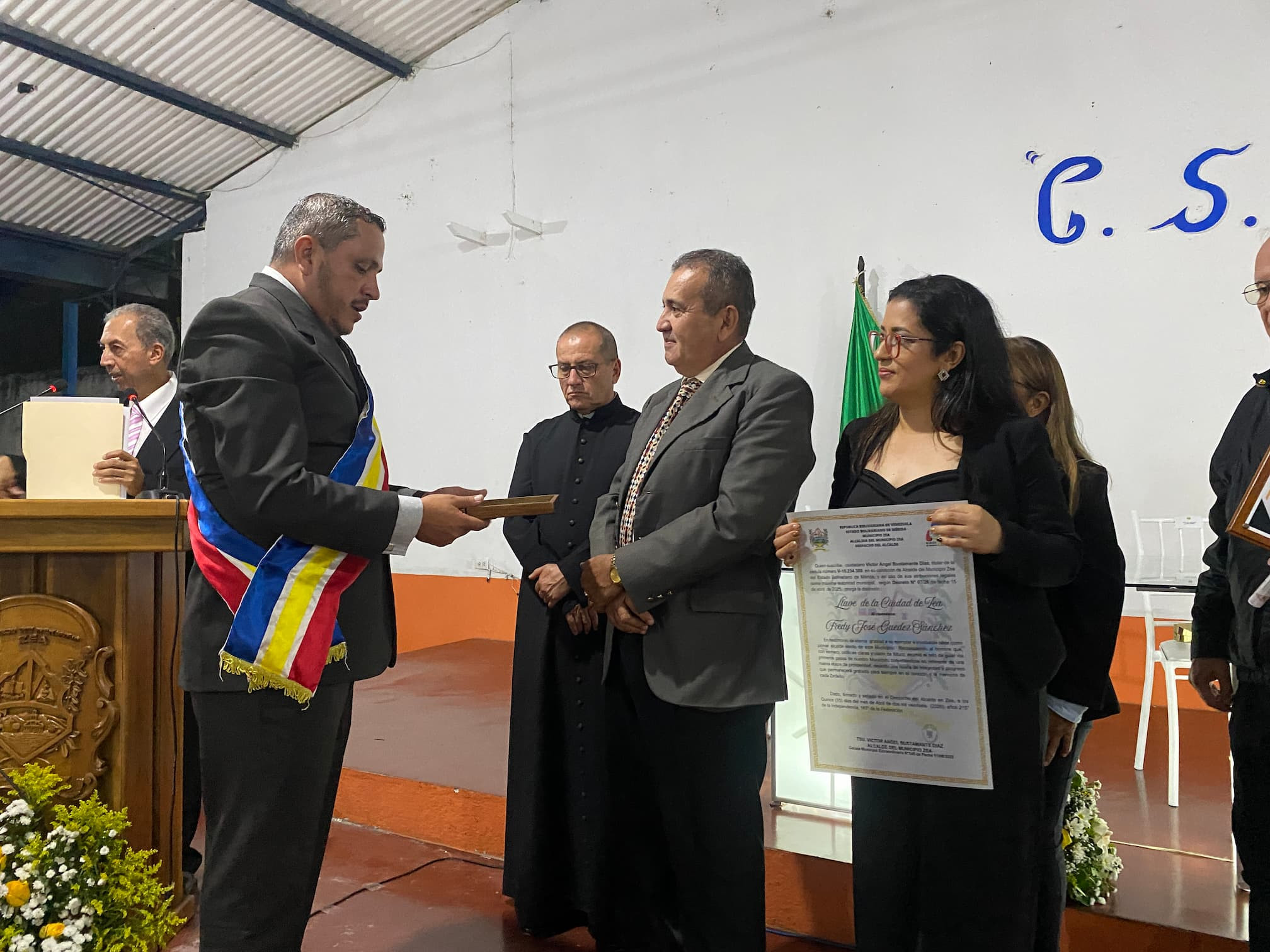 Diario Frontera, Frontera Digital,  Mocoties, ,Alcalde Víctor Bustamante otorgó la "Llave de la Ciudad" al primer mandatario electo de Zea