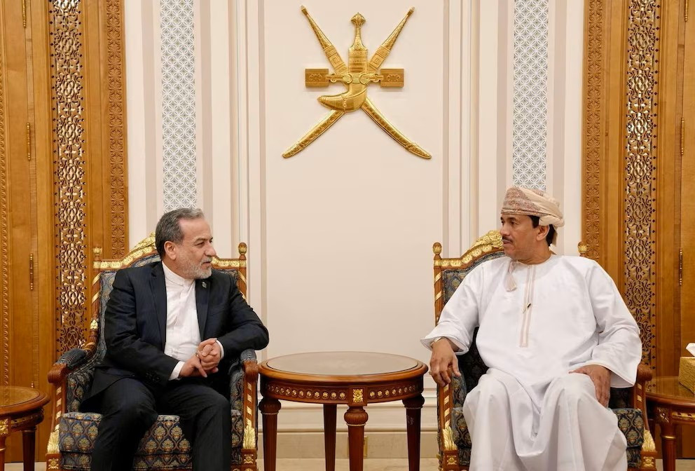 Diario Frontera, Frontera Digital,  Internacionales, ,El ministro de Asuntos Exteriores iraní, Abbas Araqchi, se reúne con el diplomático omaní Najib Bin Yahya Al Balushi el día de una reunión, en Mascate, Omán, un día después de su salida de Pakistán (REUTERS),Las negociaciones en Pakistán están en suspenso mientras Irán abandona Islamabad 
y los enviados de Trump no se presentan