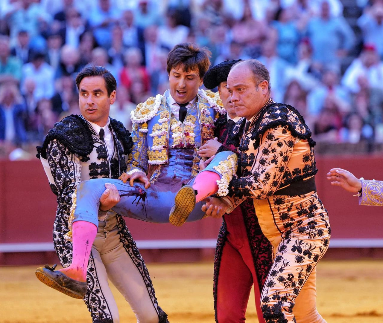 Diario Frontera, Frontera Digital,  Internacionales, Entretenimiento, ,Roca Rey a trabajar fuertemente una recuperación que llevara su tiempo, para de nuevo tenerle en los ruedos. Foto: Arjona,Roca Rey recibe el alta hospitalaria tras su grave cornada en Sevilla