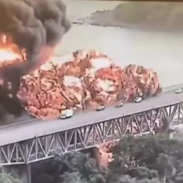 Diario Frontera, Frontera Digital,  Internacionales, ,Las impactantes imágenes que dejó la explosión de cisternas de combustible 
en el puente más antiguo sobre el Canal de Panamá