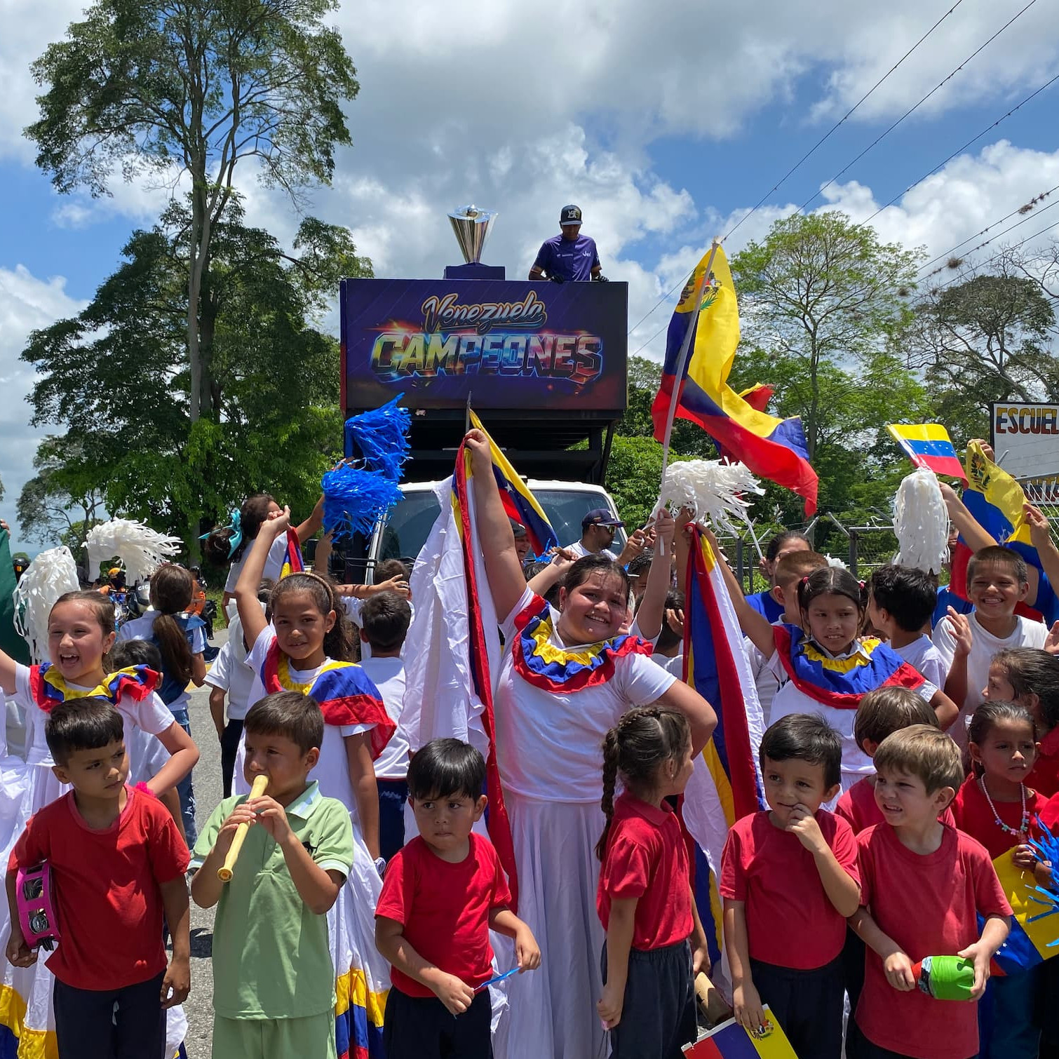 Frontera Digital,  Mocoties,  Zea se desbordó de júbilo al recibir el Trofeo del Clásico Mundial de Béisbol