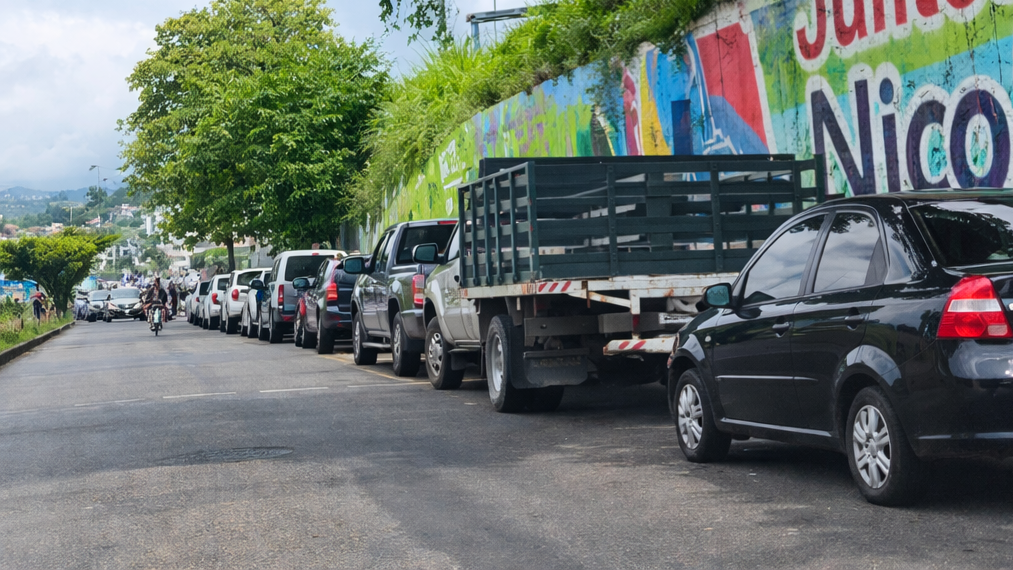 https://www.fronteradigital.com.ve/Falta de gasolina causan kilométricas colas de vehículos 
en estaciones de servicio de El Vigía