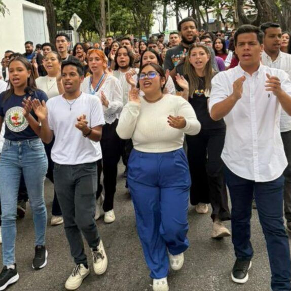 Frontera Digital,  Nacionales,  Estudiantes de la UCV protestaron contra la reprogramación de elecciones profesorales y estudiantiles