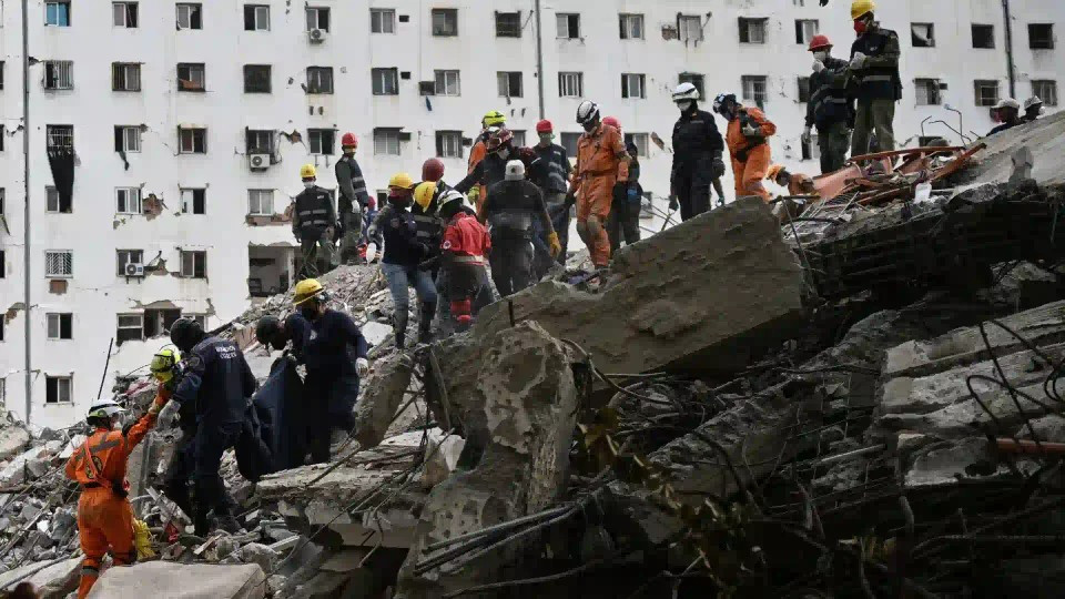 Diario Frontera, Frontera Digital,  Nacionales, ,La reanudación de los trabajos ocurrió un día después de que las autoridades ejecutaran la implosión de la estructura de 12 pisos, considerada de alto riesgo por los severos daños ocasionados por los sismos de magnitud 7,2 y 7,5,Reanudan recuperación de cuerpos tras demolición controlada de edificio colapsado en Catia La Mar
