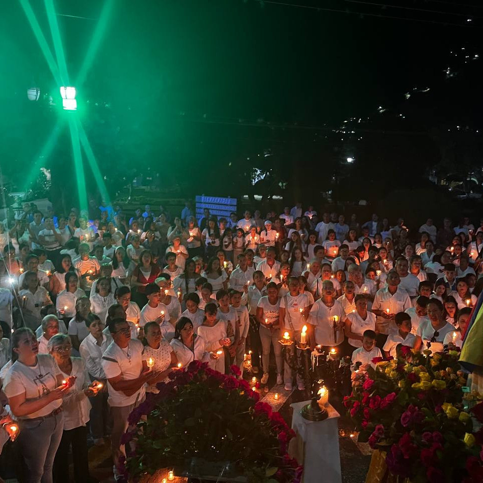Frontera Digital,  Mocoties,  Zea se solidariza con Venezuela: Masiva participación en Rosario Iluminado por las víctimas de los recientes sismos