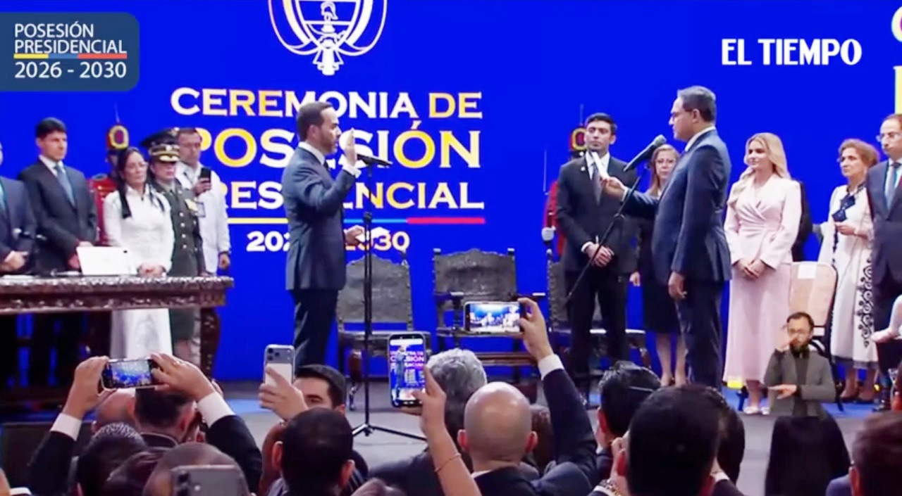Diario Frontera, Frontera Digital,  Internacionales, ,El presidente del Senado de Colombia, Honorio Henríquez, tomó el juramento de De La Espriella como mandatario de esa nación, tras ser electo en los comicios realizados el pasado 21 de junio, imponiéndose sobre el izquierdista Iván Cepeda, lo que marcó el fin del gobierno socialista encabezado por Gustavo Petro en el vecino país.,Abelardo De La Espriella juró como presidente de Colombia en Cali