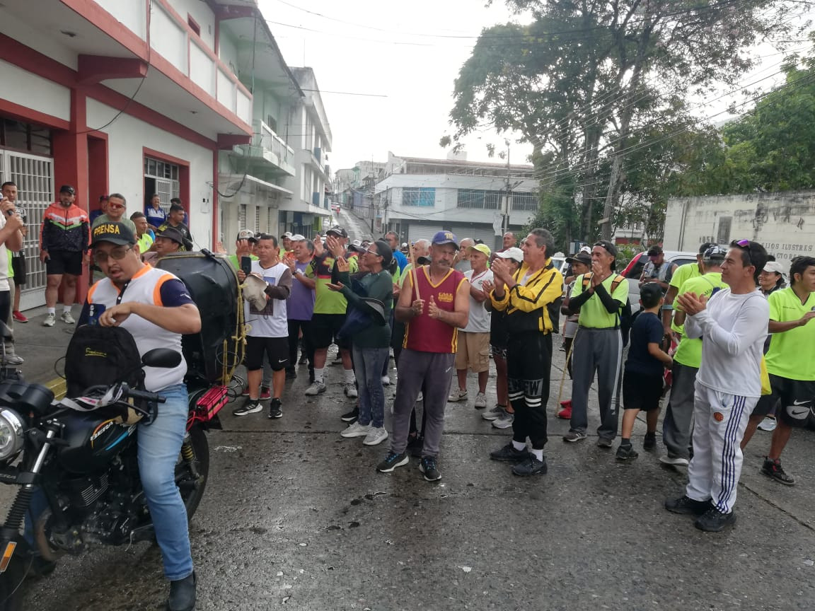 Diario Frontera, Frontera Digital,  Mocoties, ,La ruta de 6.5 kilómetros tuvo como punto de salida y llegada la sede de Radio Occidente, ubicada frente a la Plaza Bolívar de Tovar. Desde allí, los participantes emprendieron un recorrido por sectores emblemáticos de la Sultana del Mocotíes, entre ellos El Llano, El Rosal, Los Naranjos, Las Colinas, Los Limones, La Lagunita, El Corozo, Alberto Carnevali, Las Acacias y Sabaneta.,Con una caminata recreativa Radio Occidente 
comenzó a celebrar su 65° aniversario