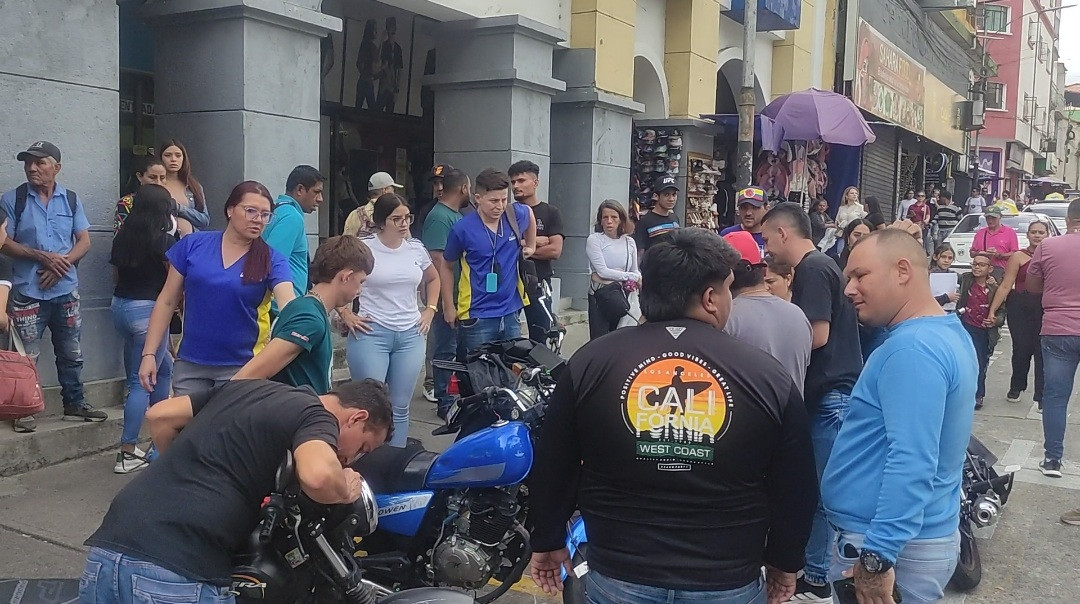 Diario Frontera, Frontera Digital,  Sucesos, ,Camión de verduras sin control arrasa con 40 motocicletas estacionadas frente a la Plaza Bolívar