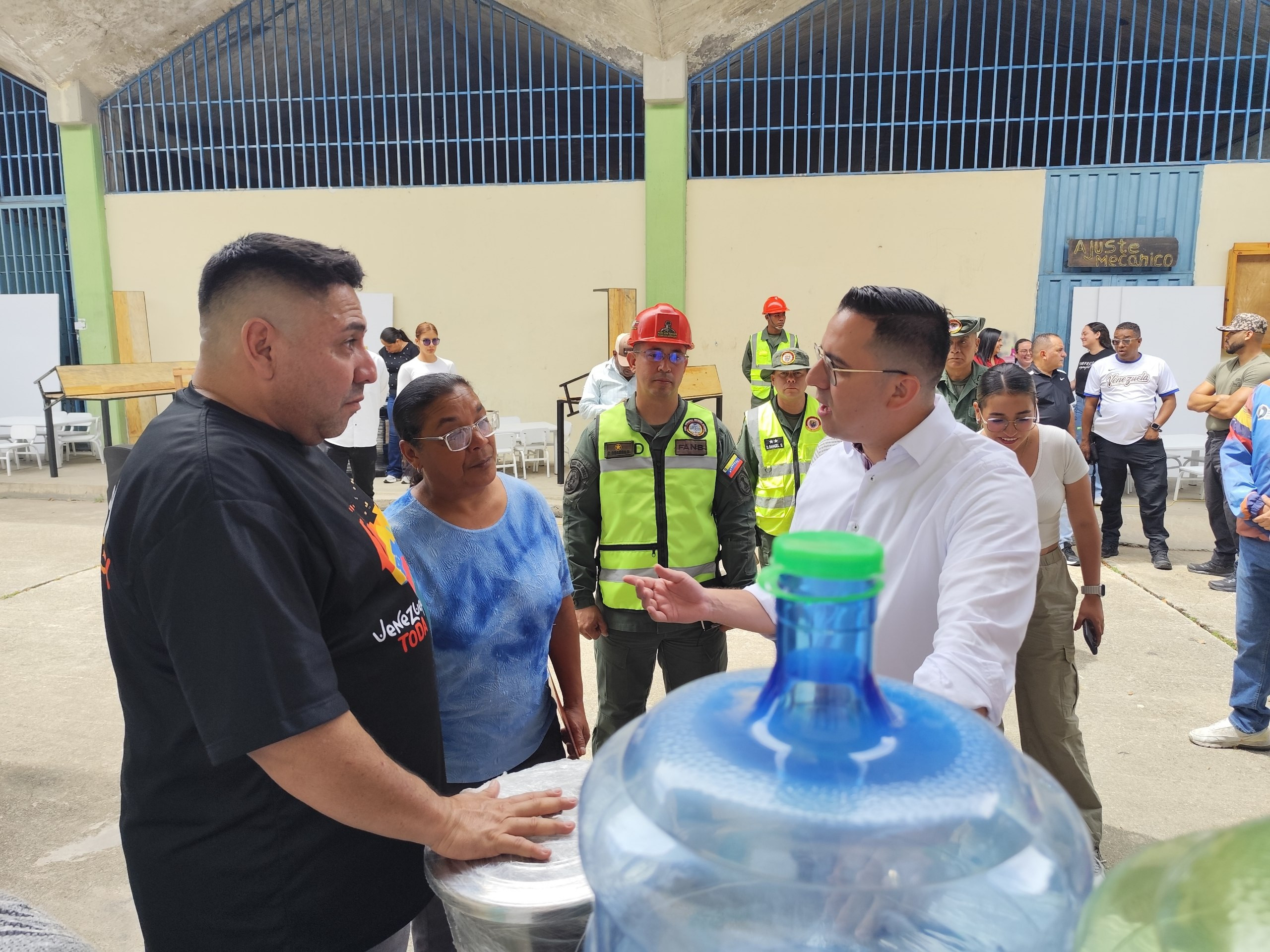 Diario Frontera, Frontera Digital,  Regionales, ,La directora encargada de la escuela Juan Picón González, en la parroquia Tovar, Yaritza Medina señaló que su plantel recibió equipos, mobiliario y material didáctico a través de la Venapp, la gobernación y las Bricomiles,Gobernador Arnaldo Sánchez dota instituciones educativas de los 23 municipios merideños