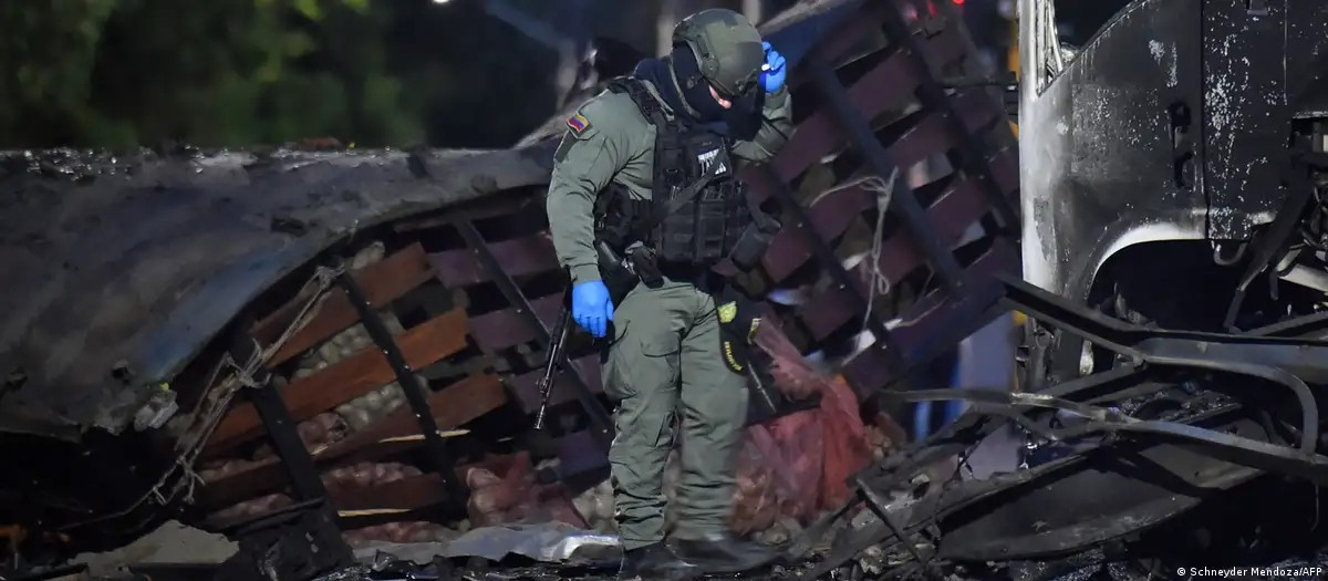 Diario Frontera, Frontera Digital,  Internacionales, ,Un policía inspecciona el vehículo explosionado.,Atentado en Colombia (Cúcuta) a días de la investidura presidencial