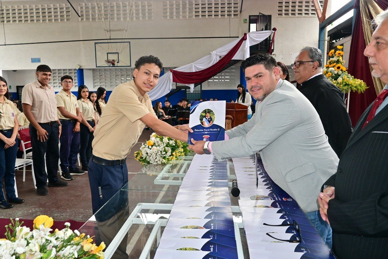 Diario Frontera, Frontera Digital,  Regionales, ,Durante el emotivo acto, las autoridades locales y eclesiásticas reiteraron sus felicitaciones a los nuevos profesionales de la patria, destacando que Zea continúa consolidándose como tierra de fe, cultura y juventud comprometida con el futuro,56 nuevos bachilleres egresaron de la U.E. Colegio "Rita Mora de Barrios" en Zea