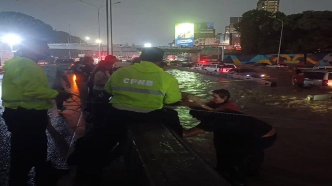 Diario Frontera, Frontera Digital,  Nacionales, ,Palacios señaló que las aguas tapiaron varios vehículos y dejaron a numerosas personas incomunicadas. Ante la situación, efectivos del Cuerpo de Bomberos de Caracas realizaron el rescate de aproximadamente 100 personas, en los alrededores de la Autopista Valle-Coche.,Bomberos de Caracas rescatan a centenar de personas en autopista Valle-Coche 
tras desbordarse río San Pedro