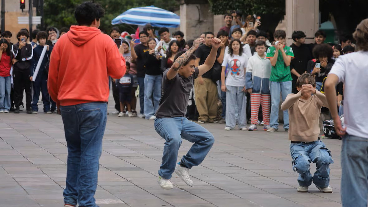 https://www.fronteradigital.com.ve/Antes de farmear aura, se cazaron Pokémon: 
así salta a la calle la cultura digital