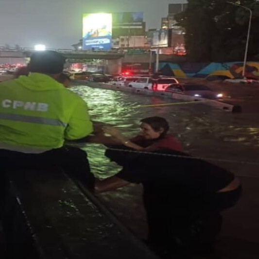 Frontera Digital,  Nacionales,  Bomberos de Caracas rescatan a centenar de personas en autopista Valle-Coche 
tras desbordarse río San Pedro