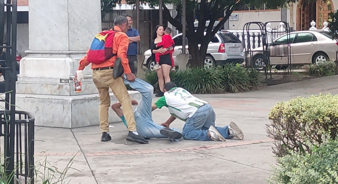 Diario Frontera, Frontera Digital,  Sucesos, ,El incidente más reciente ocurrió durante la tarde del lunes 21 de septiembre, cuando una fuerte disputa por una botella de "miche claro" terminó en agresiones físicas, gritos y el uso de lenguaje obsceno,Vecinos de El Llano denuncian constantes espectáculos públicos y riñas 
por consumo de alcohol