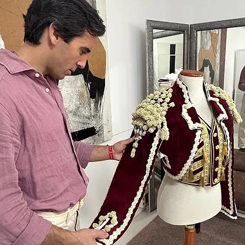 Frontera Digital, Diario Frontera, HISTORIA DEL TRAJE GOYESCO || El viaje de Juan Ortega al tiempo de Goya a través de un traje de alta costura: "Es importante hacer pedagogía, contar el toreo en otros sectores de la cultura"